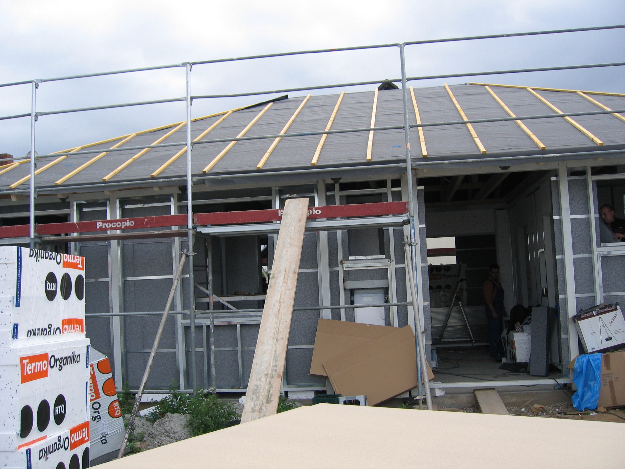 Montage eines Bungalow`s aus Stahlrohren