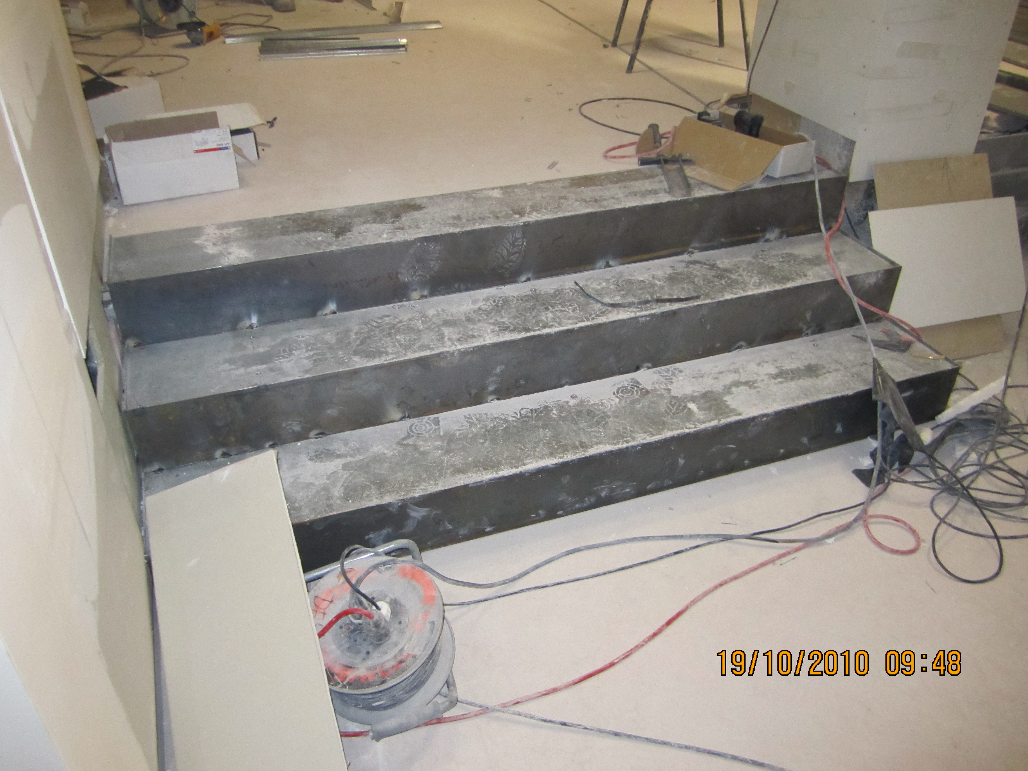 Montage Stahlverkleidung einer alten Betontreppe