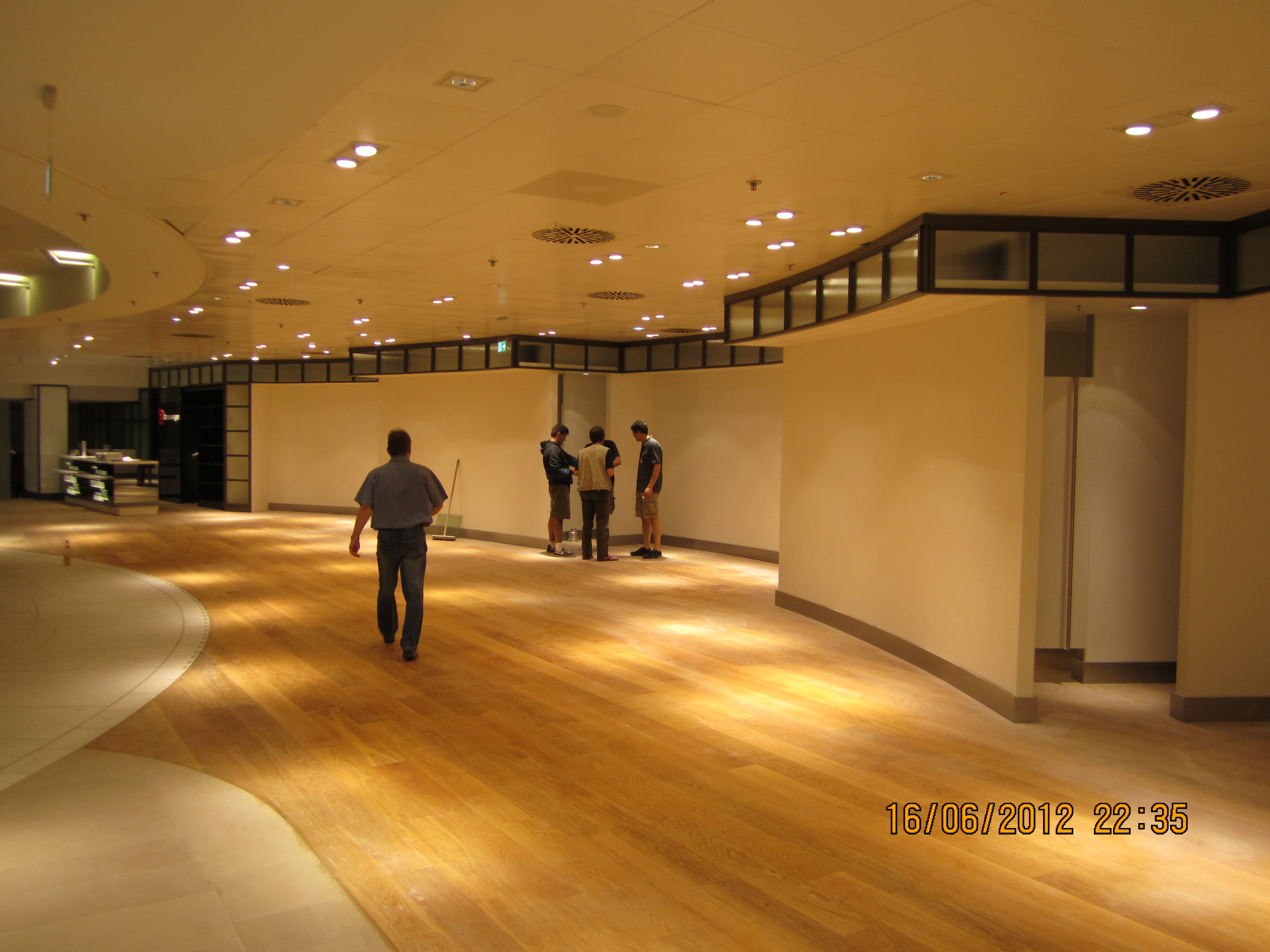 Montage Oberlichtband bei Breuninger in Stuttgart