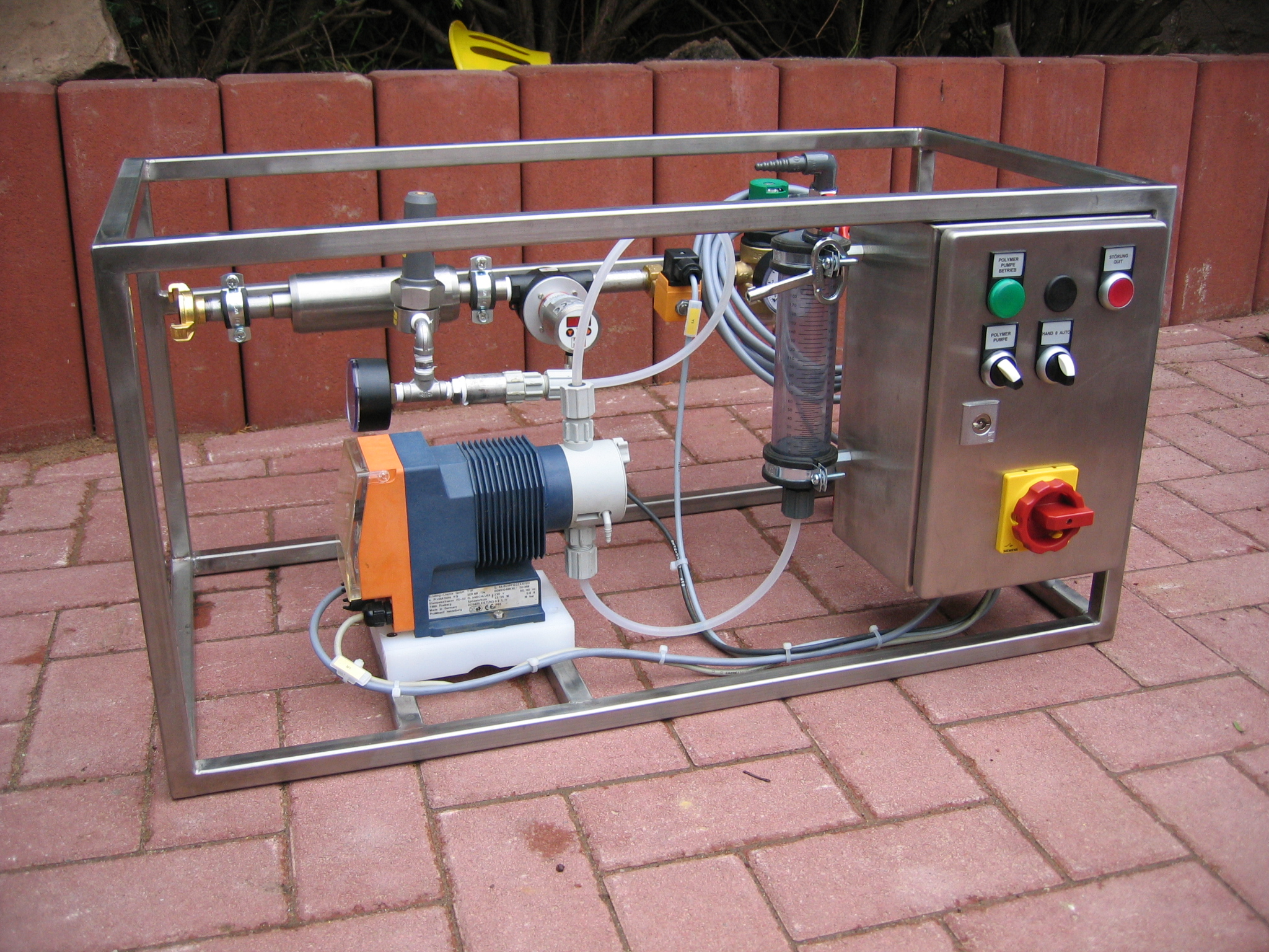 ATS 25 micro SMD 2500 l/h Lösewasser, max. 30 l/h Dosiermedium, Steuerung: manuell od. SPS Anschluss: 16A 400V, wahlweise mit Dreistaabsonde für Ansatz oder für Onlinefahrweise. Prominent Pumpe Gamma 5 mit Auslitereinheit